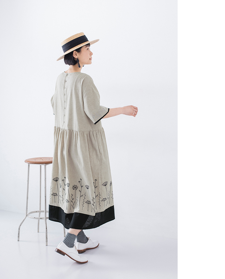 配色切替え刺繍ワンピースを着た人物の全身カット