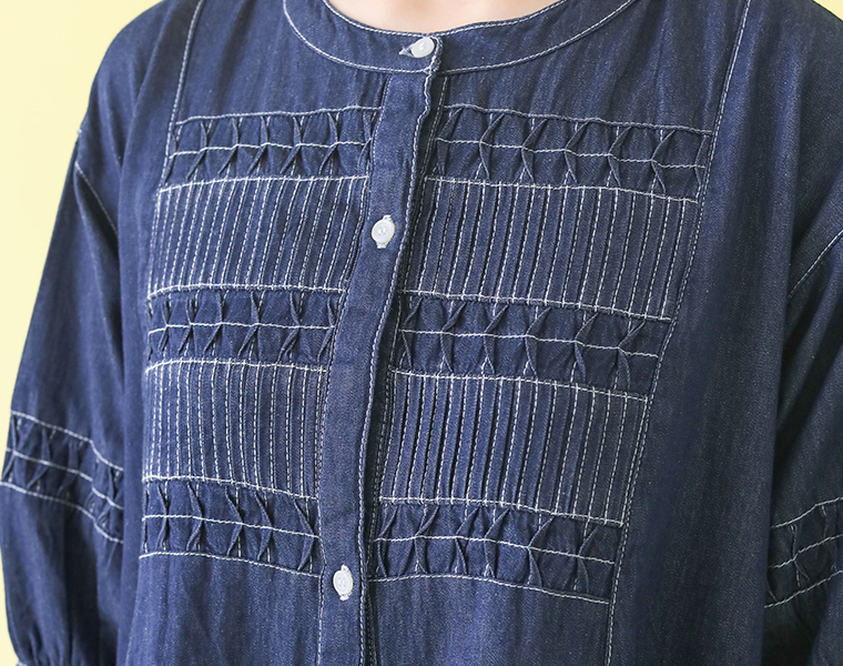 デニムスモッキングパフスリーブワンピースの胸元のスモッキング刺繍のディテール