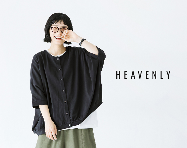HEAVENLY コットンカットソードルマンカーディガンを着たモデルの上半身寄り