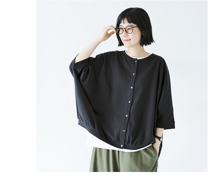 HEAVENLY ブラックのドルマンカーディガンを着たモデルの上半身