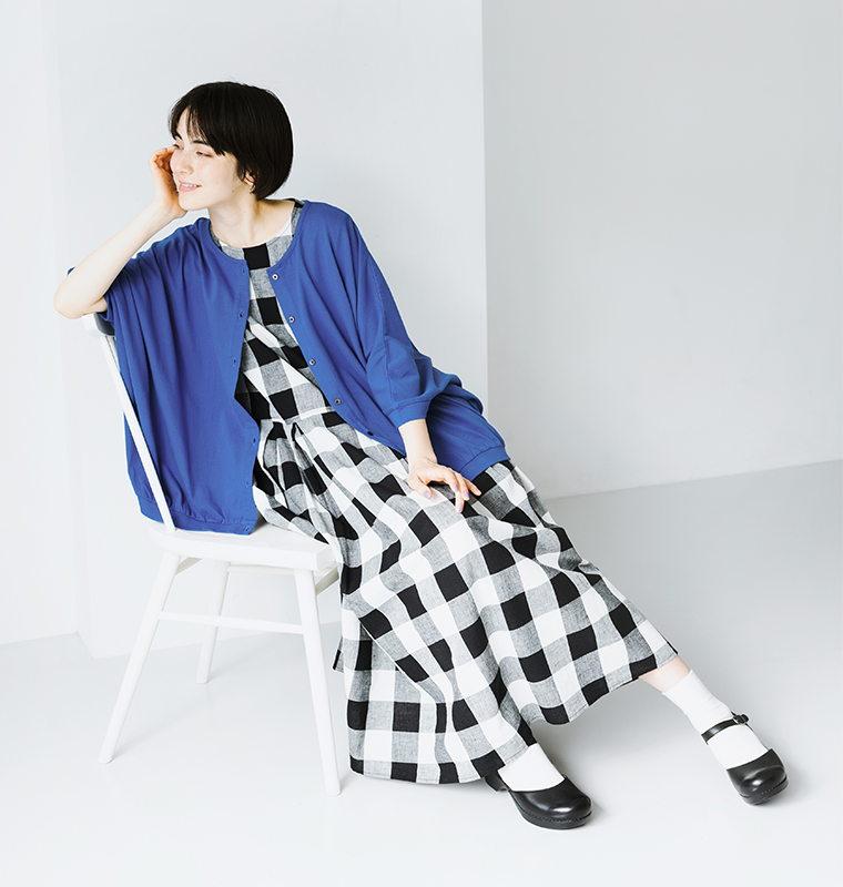 HEAVENLY ブルーのドルマンカーディガンとチェックワンピースの座りコーデ