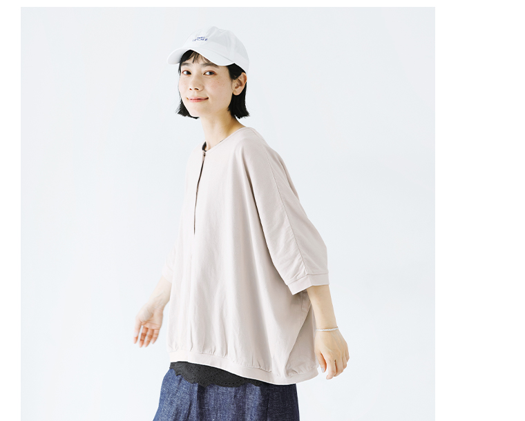 HEAVENLY ドルマンカーディガンのライトグレーを着たサイドスタイル