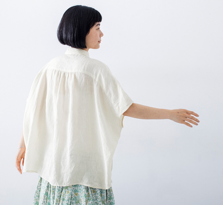 ゆったりとした後ろ姿が映えるLUPILIEN by natulanのリネンピンタックレースブラウス