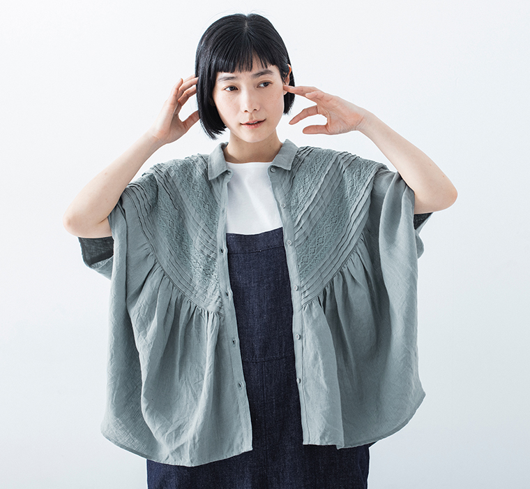 羽織りとしても楽しめるLUPILIEN by natulanのリネンピンタックレースブラウス スモークブルー