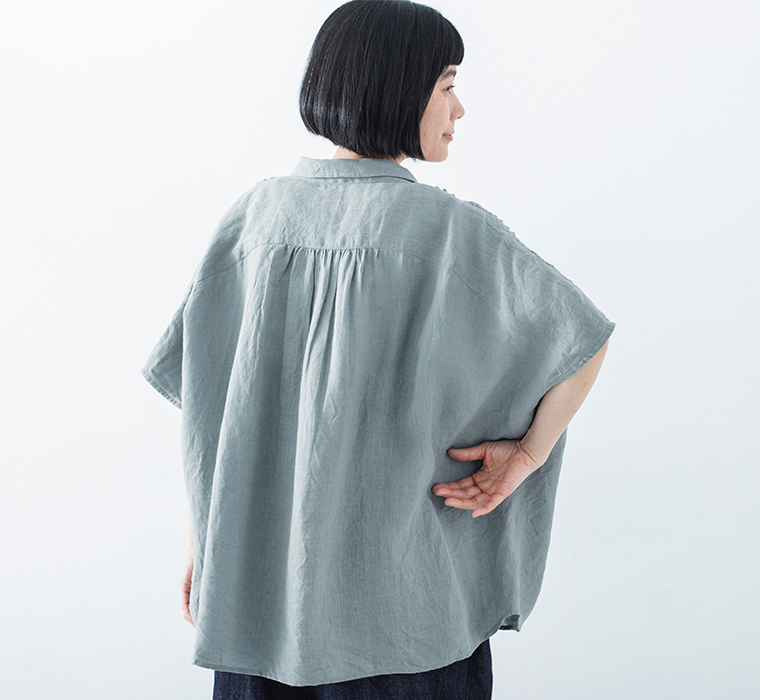 後ろ姿までゆったり軽やかなLUPILIEN by natulanのリネンピンタックレースブラウス