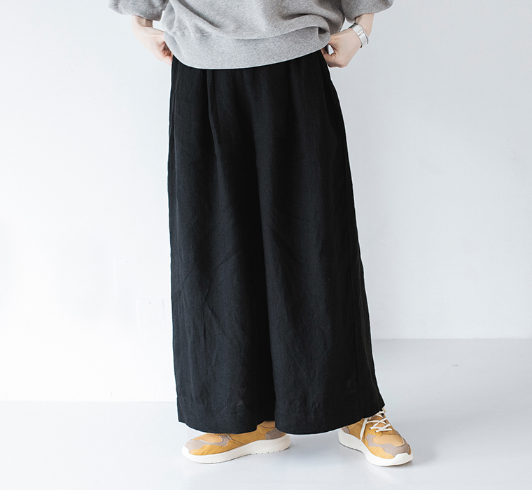 落ち感のあるシルエットが魅力のLUPILIEN by natulanのリネン2タックワイドパンツ ブラック
