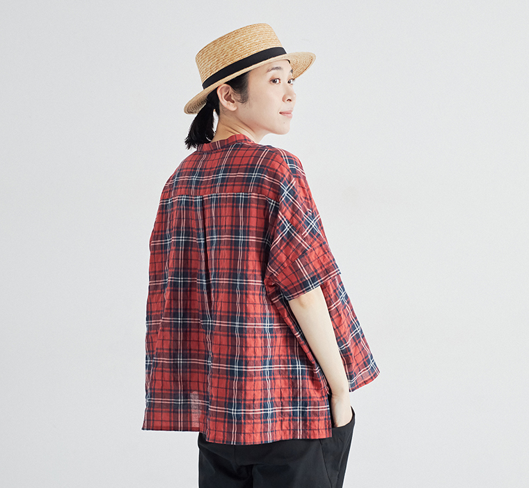 homeworking シャーリングチェックワイドブラウス レッド 後ろ姿のワイドシルエット