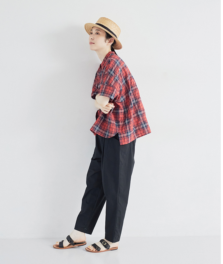 homeworking シャーリングチェックワイドブラウス レッド ブラックパンツを合わせたナチュラルコーデ