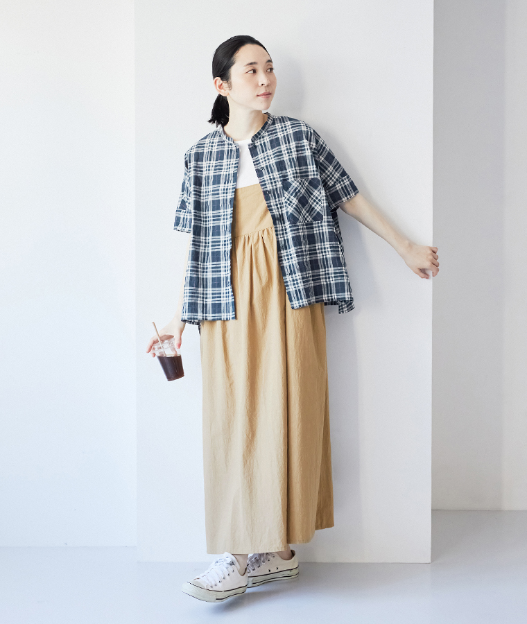 homeworking シャーリングチェックワイドブラウス ネイビー ワンピースに羽織ったナチュラルコーデ