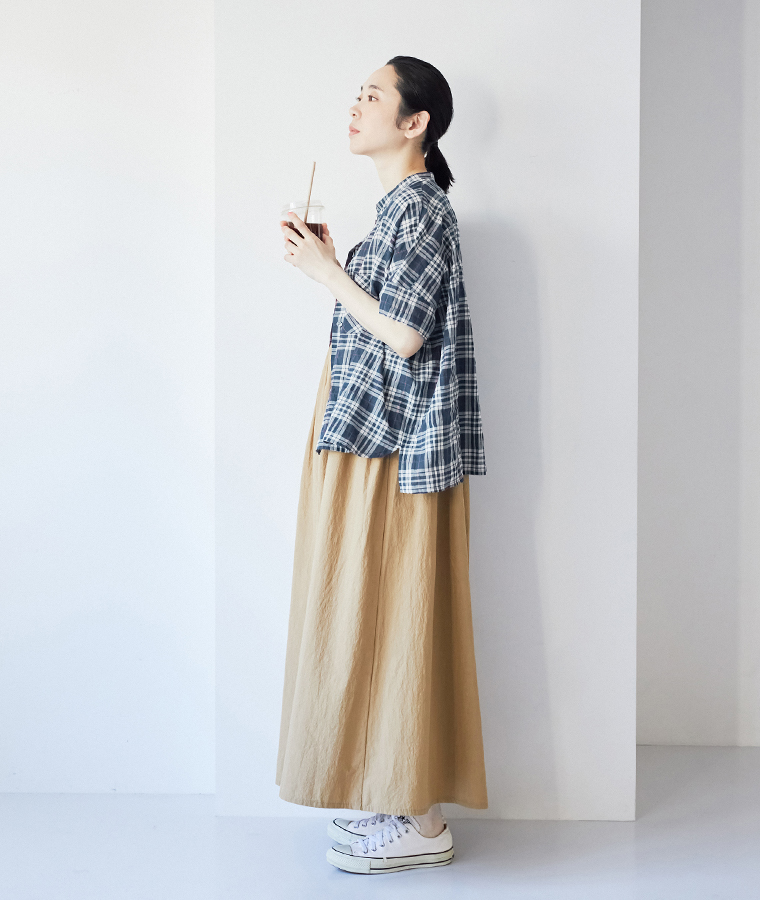 homeworking シャーリングチェックワイドブラウス ネイビー 横から見たゆったりシルエット