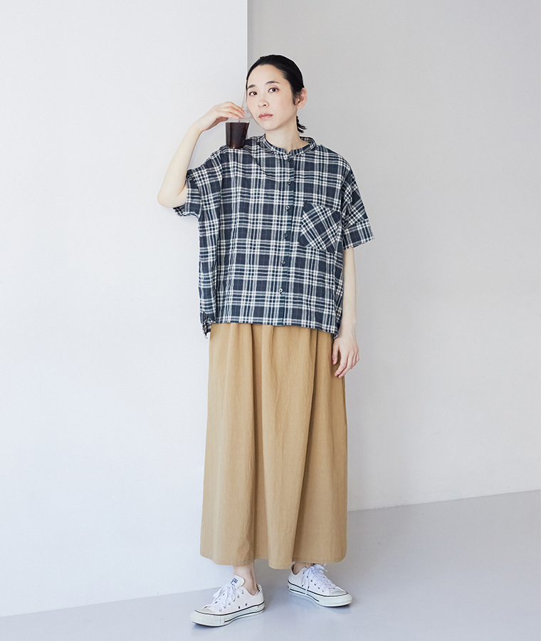 homeworking シャーリングチェックワイドブラウス ネイビー ワイドシルエットの夏コーデ