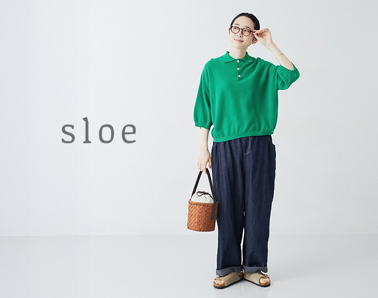 sloeのコットンリネンデニムゆるパンツを着たモデルの全身コーディネート