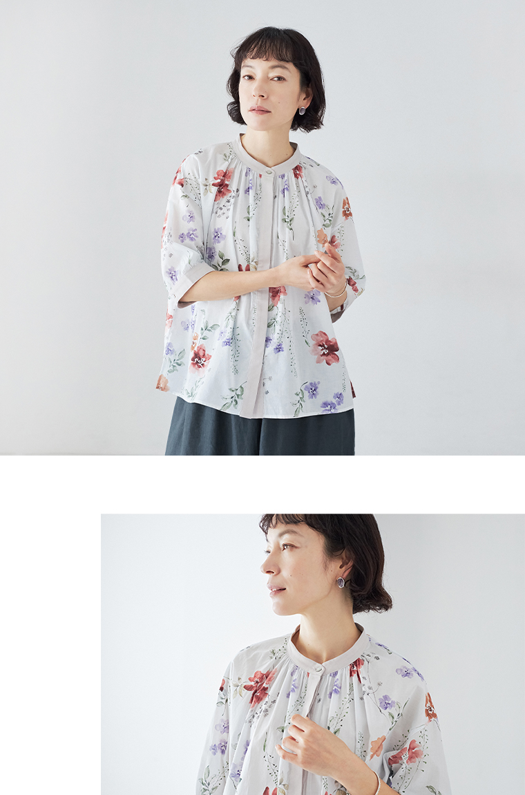 TUTIE. コットンボイル フラワープリントブラウスのレッドを着用した女性モデルの上半身