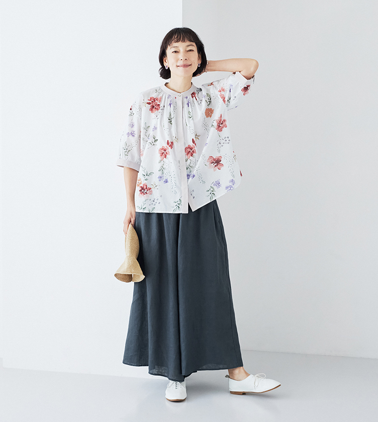 TUTIE. コットンボイル フラワープリントブラウスのレッドを着用した女性モデルの全身スタイル