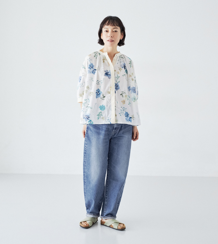 TUTIE. コットンボイル フラワープリントブラウスのブルーを着用した女性モデルの全身スタイル