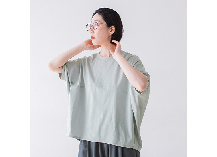 &yarn ポンチョプルオーバー（ライトグレー）を着用した人物の正面コーディネート画像