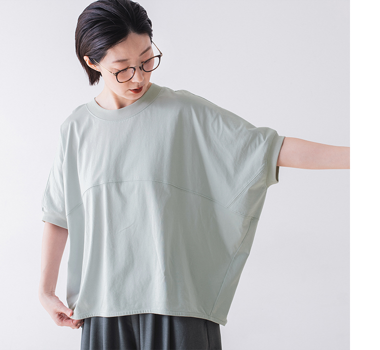 &yarn ポンチョプルオーバー（ライトグレー）を着用した人物の正面シルエット — ゆったりとした身幅とドロップショルダーのデザインが特徴