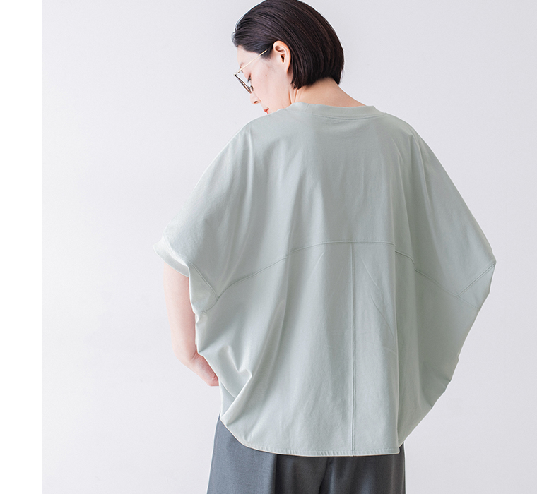&yarn ポンチョプルオーバー（ライトグレー）のバックシルエット — ゆったりとしたドレープ感と背面の切り替えラインが特徴