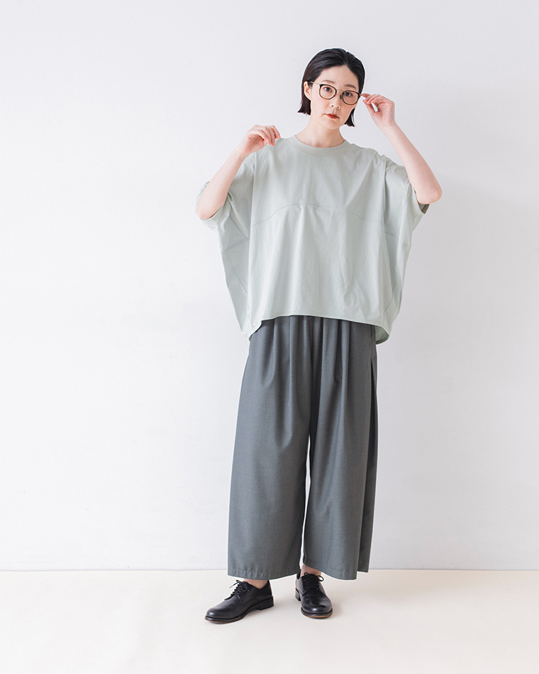 &yarn ポンチョプルオーバー（ライトグレー）を着用した人物の正面コーディネート — ゆったりとしたシルエットと胸元の切り替えラインが特徴
