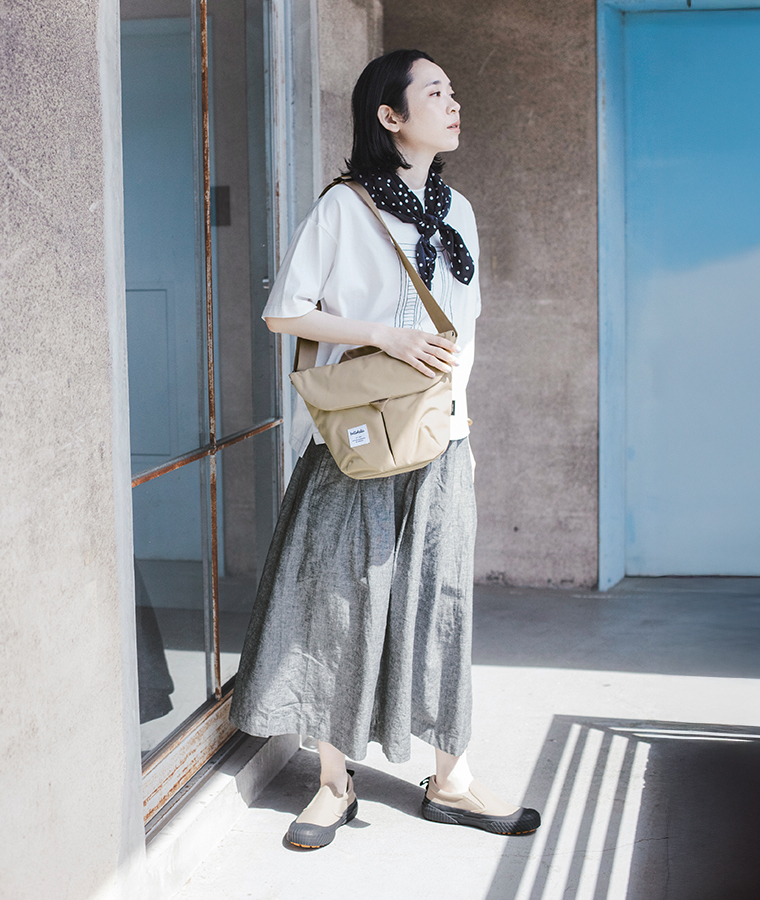UNIVERSAL OVERALLのUO12(ベージュ)とhelloluluのKASEN(フォグカーキ)着用の全身コーディネート