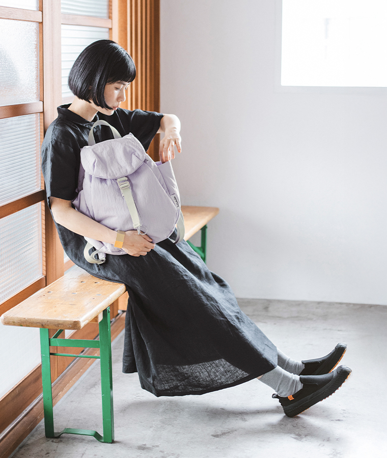 UNIVERSAL OVERALLのUO12(ブラック)とhelloluluのRory(ラベンダー)着用の全身コーディネート