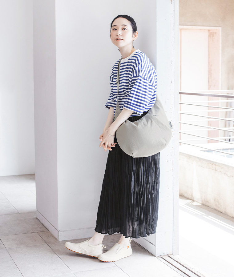 UNIVERSAL OVERALLのUO12(オフホワイト)とhelloluluのZion(ニュートラルグレー)着用の全身コーディネート