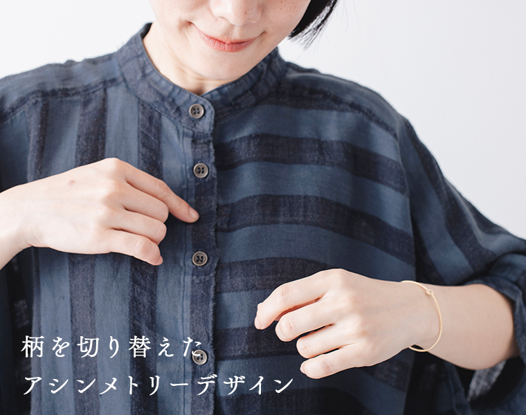 コットンリネンストライプピグメント切り替えドルマンブラウスの前立て部分を写した着用画像