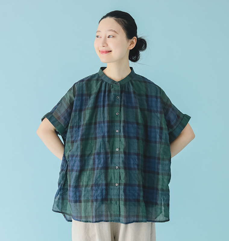 amitieのシアーシャーリング前開きチュニックを着用したモデルの上半身画像