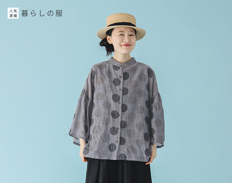 暮らしの服　BIGシアーDOT　袖タック7分袖シャツを着用したモデルの上半身画像
