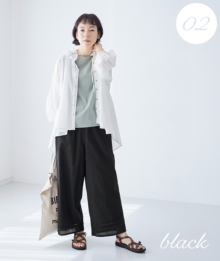 Lintu Laulu はしごレースコットンペチパンツ ブラックを合わせたシアーシャツのナチュラルコーディネート