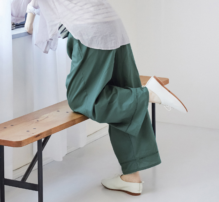 Lintu Laulu はしごレースコットンペチパンツ グリーン 動きのあるワイドシルエットの着こなし