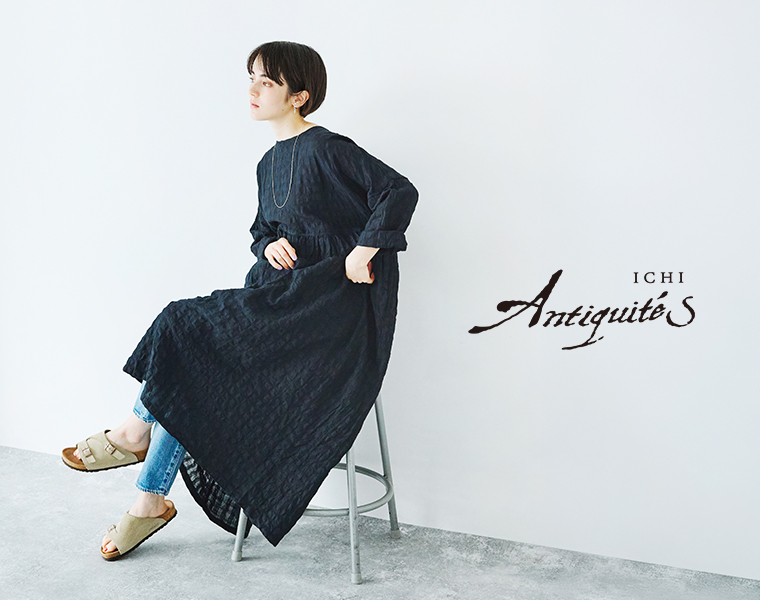ICHI Antiquités オリジナルギンガムチェックワンピースを着用した女性モデルの座りスタイル