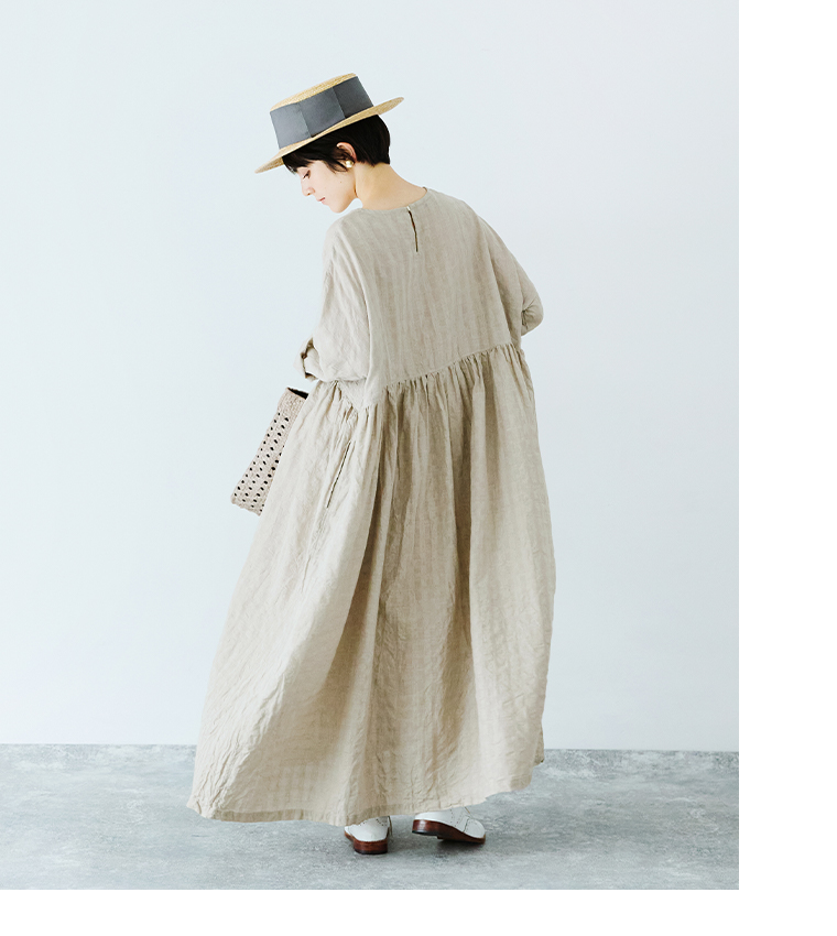 ICHI Antiquités オリジナルギンガムチェックワンピース ナチュラルを着用した女性モデルの後ろ姿