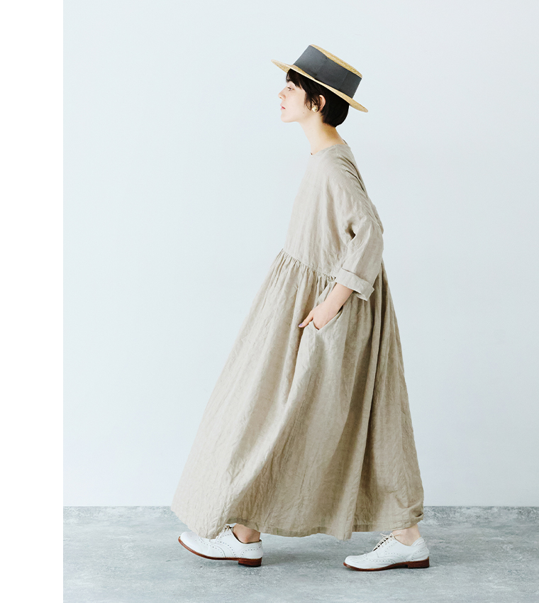 ICHI Antiquités オリジナルギンガムチェックワンピース ナチュラルを着用した女性モデルのサイドスタイル