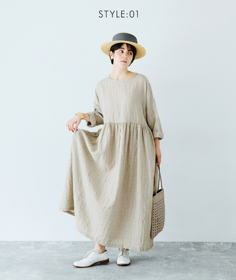 ICHI Antiquités オリジナルギンガムチェックワンピースのナチュラルを着用した女性モデルの全身スタイル