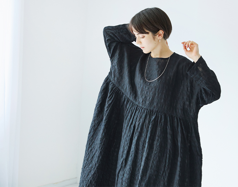 ICHI Antiquités オリジナルギンガムチェックワンピース ブラックのウエストギャザーと上半身