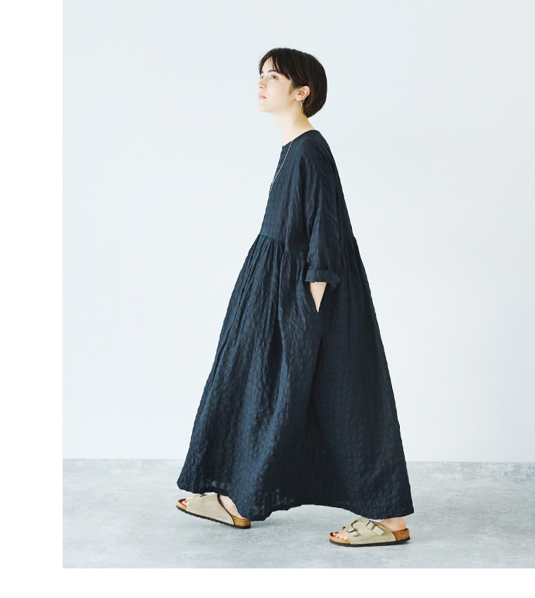 ICHI Antiquités オリジナルギンガムチェックワンピース ブラックを着用した女性モデルのサイドスタイル