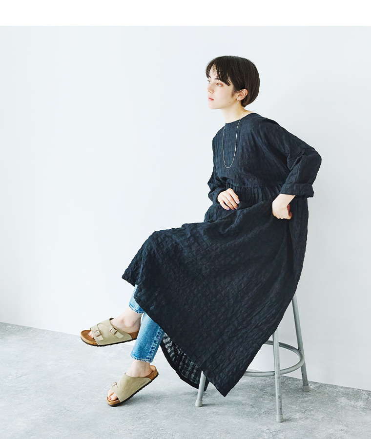 ICHI Antiquités オリジナルギンガムチェックワンピース ブラックを着用した女性モデルの座りスタイル