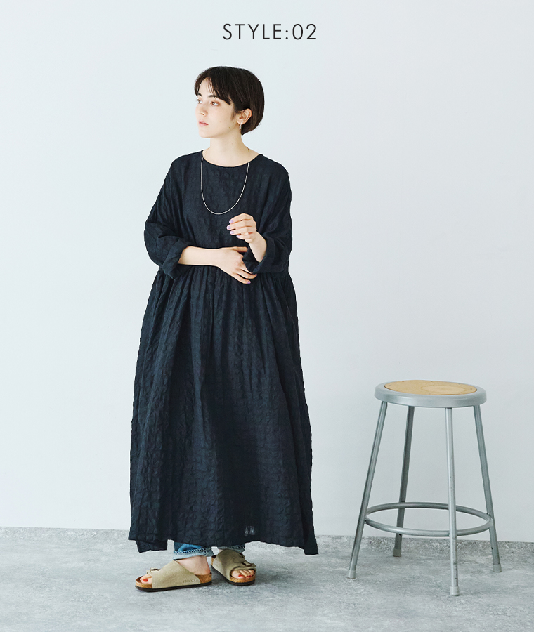 ICHI Antiquités オリジナルギンガムチェックワンピースのブラックを着用した女性モデルの全身スタイル