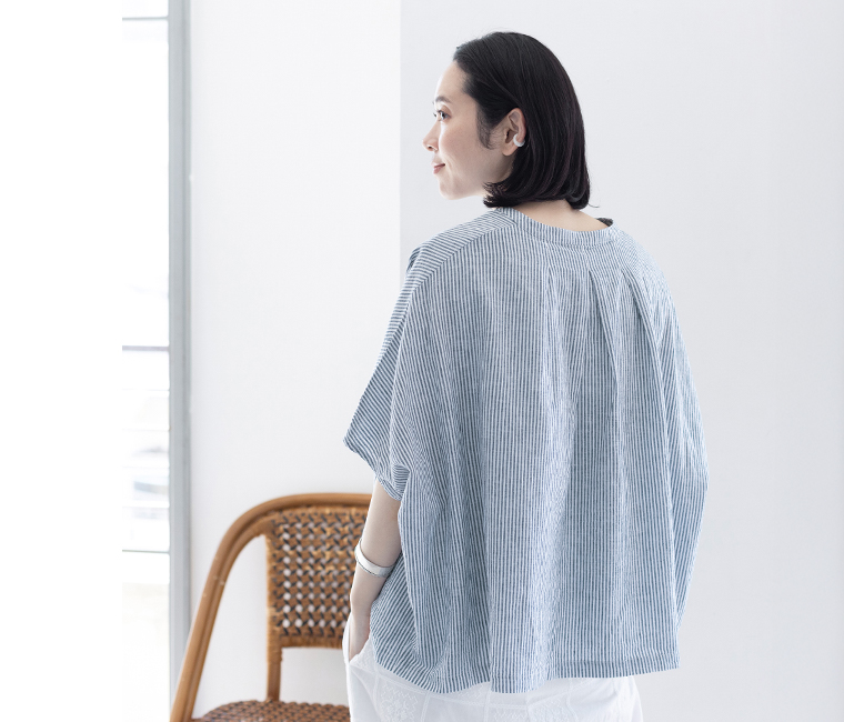 コットンリネンスクエアシャツ(ストライプ)の上半身バックシルエット