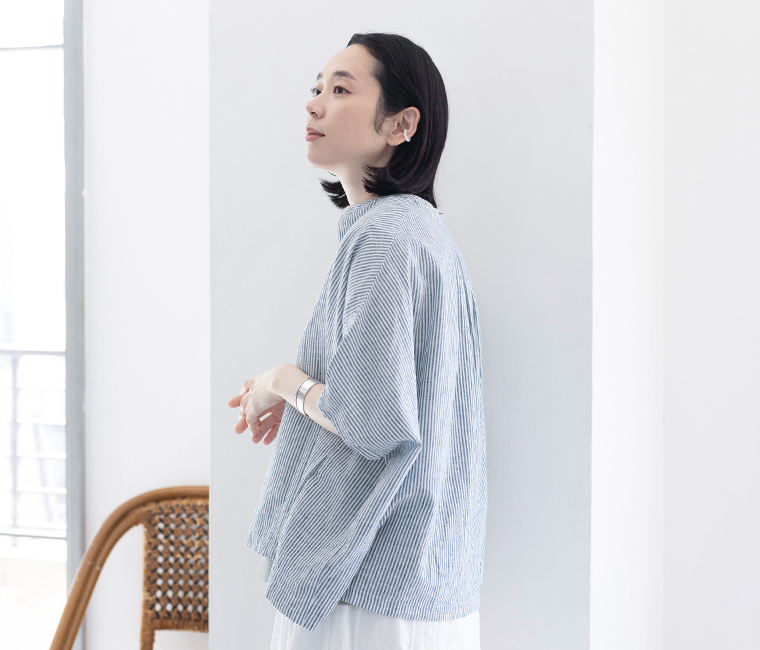 コットンリネンスクエアシャツ(ストライプ)着用・横向きカット