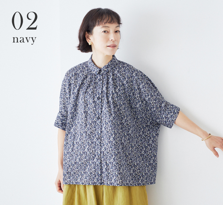 &yarn コットン花柄ブラウス ネイビー 上半身前