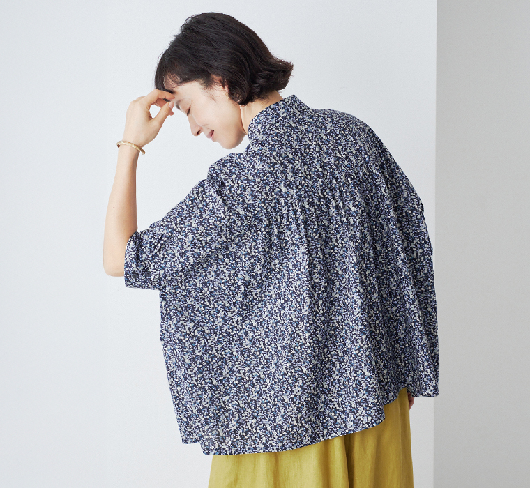 &yarn コットン花柄ブラウス ネイビー 上半身後ろ