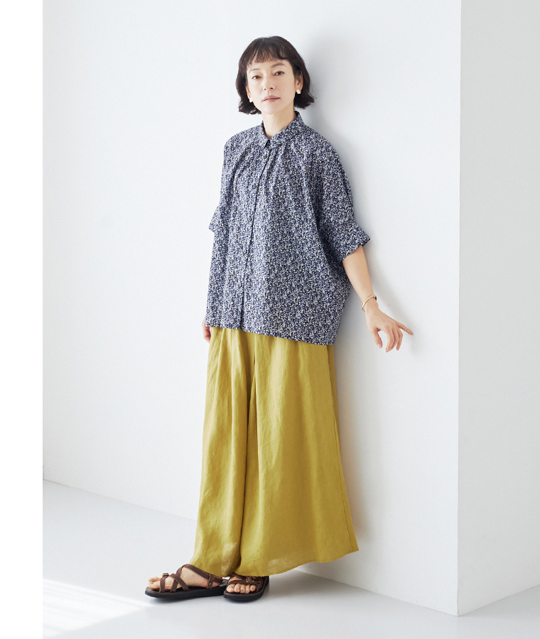 &yarn コットン花柄ブラウス ネイビー 全身前