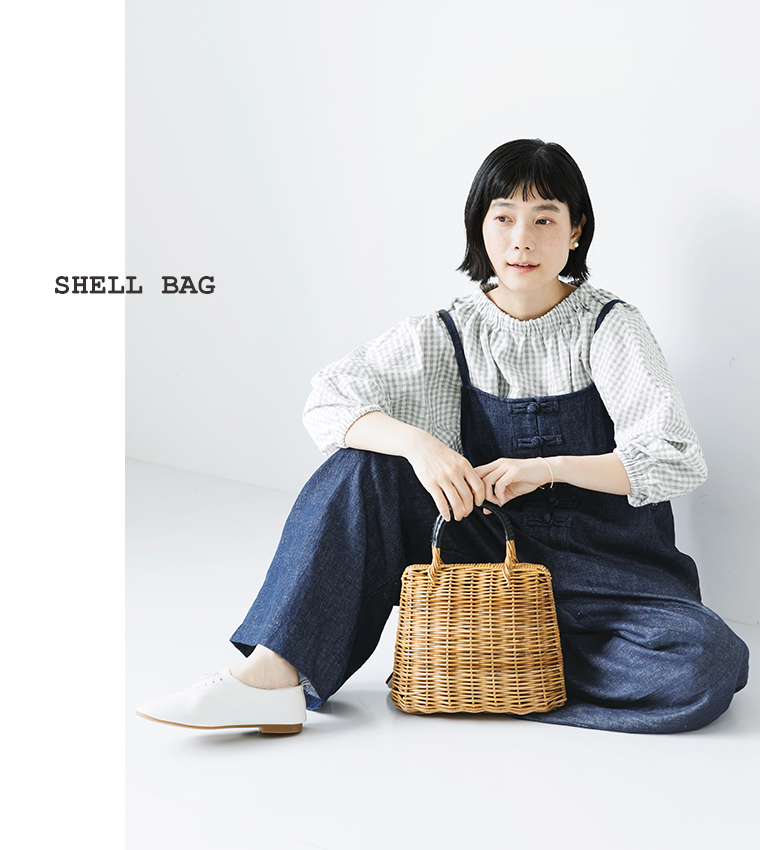 TOCA SHELL BAGを手に座った全身コーディネート