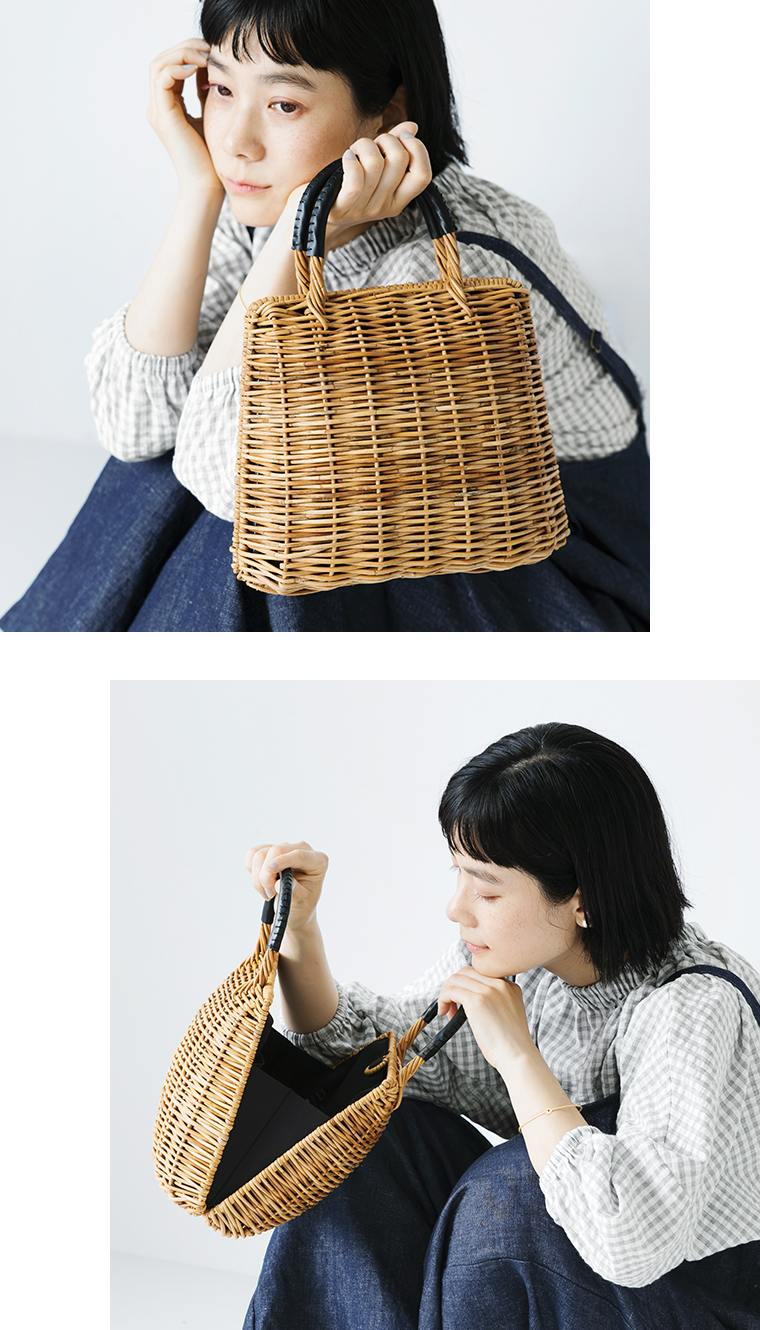 TOCA SHELL BAGを手に持った上半身寄りカット