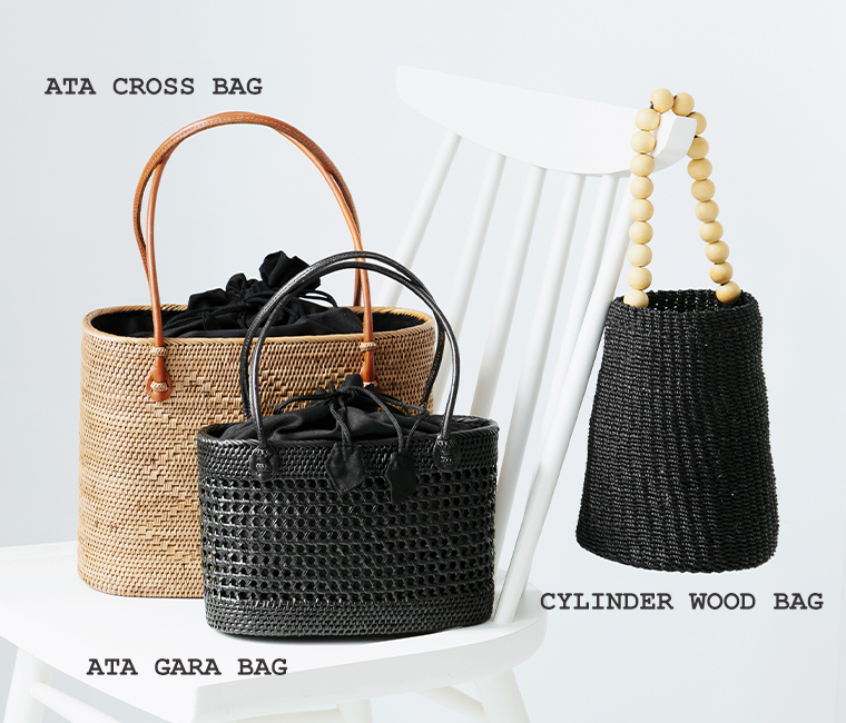 TOCA ATA CROSS BAG、ATA GARA BAG　S、CYLINDER WOOD BAGを椅子に置いたカット