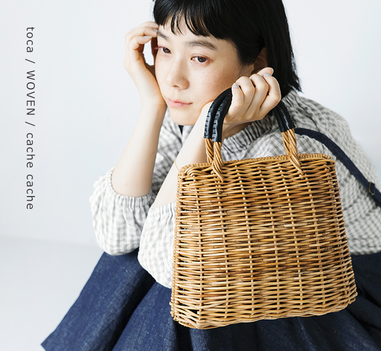 TOCA SHELL BAGを手に持ったカット