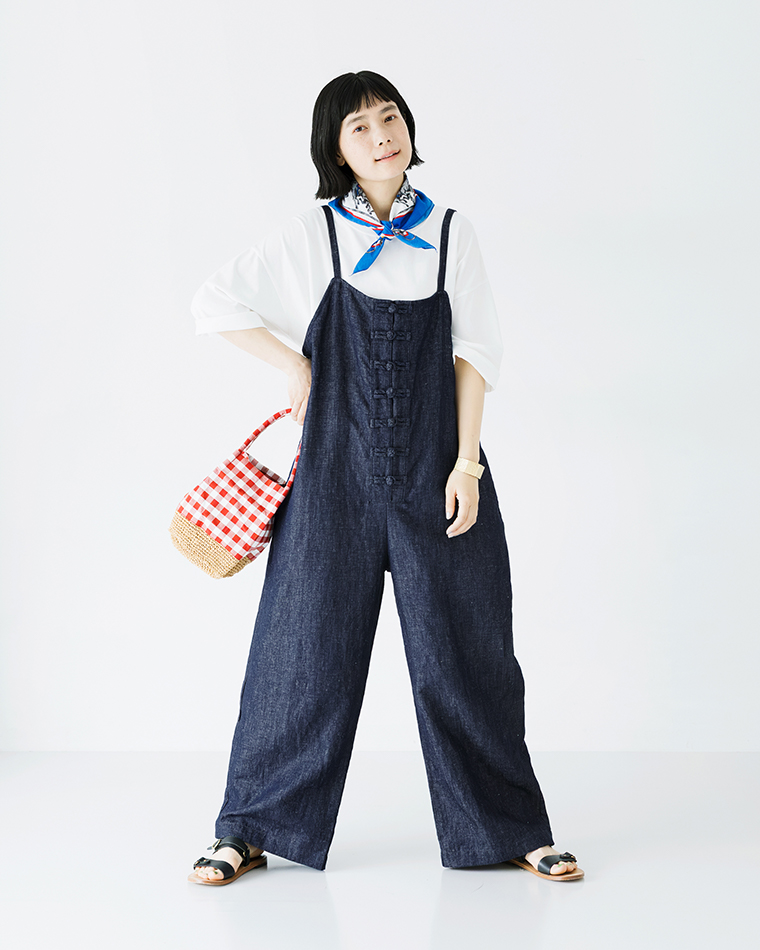 Dgy コットンリネンデニムチャイナボタンサロペットを白シャツに重ね、首元にスカーフを巻いたコーディネートの商品画像
