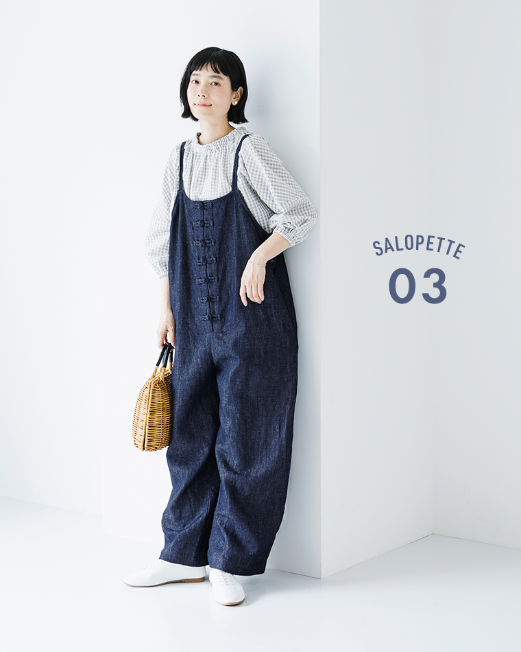 Dgy コットンリネンデニムチャイナボタンサロペットのコーディネート（ギンガムチェックのブラウスを合わせたナチュラルスタイル。かごバッグと白シューズで軽やかにまとめた着こなし） 画像内テキスト：「SALOPETTE 03」